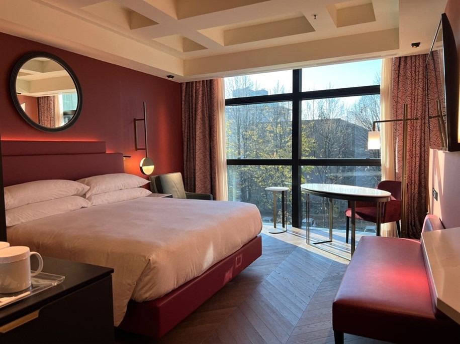 HILTON ROME EUR LA LAMA SVELA GLI INTERNI